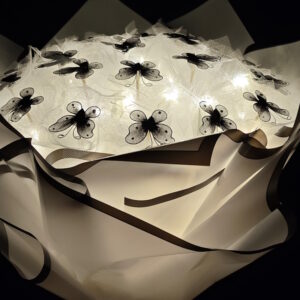 siyah renkli ışıklı kelebek buketi 2