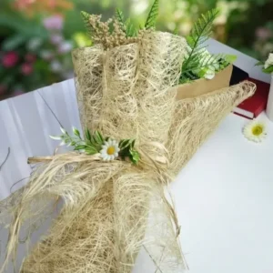 Kraft kağıt ve hasır jüt dokulu ambalaj içerisinde cipsolarla zenginleştirilmiş el emeği beyaz gül buketi 2.