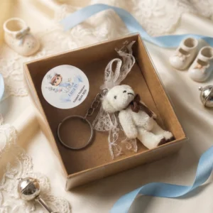 Pencereli kraft kutu içerisinde beyaz peluş ayıcık anahtarlık ve dantel kurdele detaylı hediyelik