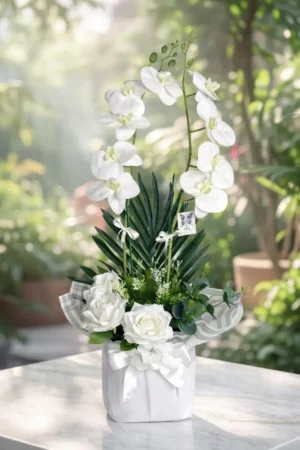 Zarif yapay beyaz orkide ve güllerle hazırlanmış şık saksı aranjmanı
