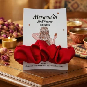Kına gecesi için isme özel kartlı kırmızı ve lacivert saten toka hediyelik