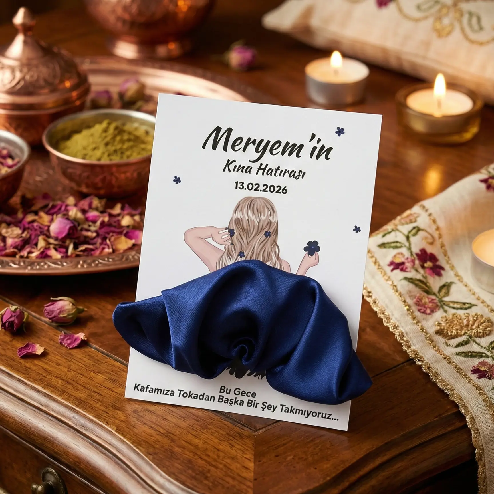 Kına gecesi için isme özel kartlı kırmızı ve lacivert saten toka hediyelik2