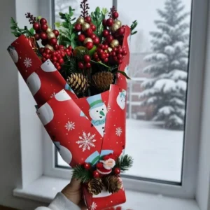 kırmızı kardan adam desenli ambalajlı ve noel baba figürlü yapay kokina buketi