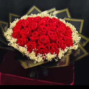 Kız isteme merasimi için hazırlanan el yapımı kırmızı kadife gül buketi ve siyah altın detaylı ambalaj tasarımı