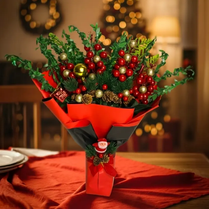 kırmızı ambalajlı noel baba figürlü altın toplu ve kozalaklı yapay kokina buketi