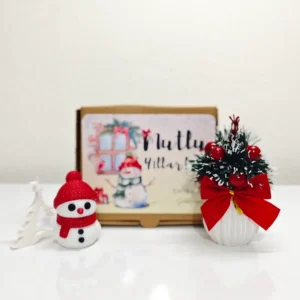 mutlu yıllar yazılı hediye kutusu kırmızı atkılı kardan adam ve mini yılbaşı ağacı masaüstü seti