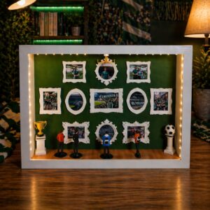 Yesil beyaz temalı kişiye özel fotoğraflı ve minyatür figürlü ışıklı anı müzesi çerçevesi